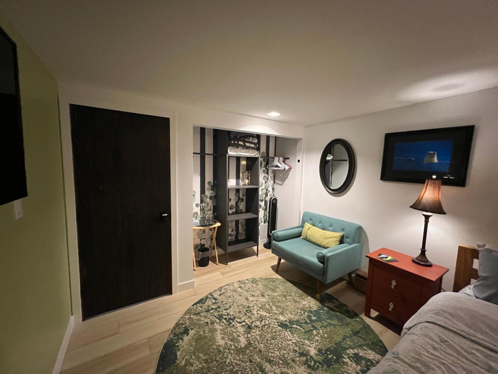 好丘。Hacho House Bed and Breakfast Yellowknife Exteriör bild